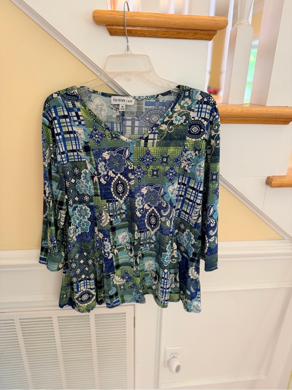 Ladies Size Medium Southern Lady Blue Green Patchwork Floral V-Neck Top GUC